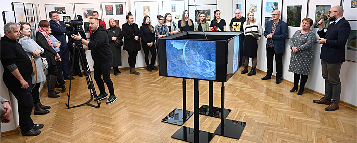 Uczestnicy warsztatów oraz miłośnicy sztuki zgromadzeni w Galerii na otwarciu Festiwalu Ilustracji Polskiej. Na ekranach monitorów widoczne animacje powstałe podczas warsztatów.  