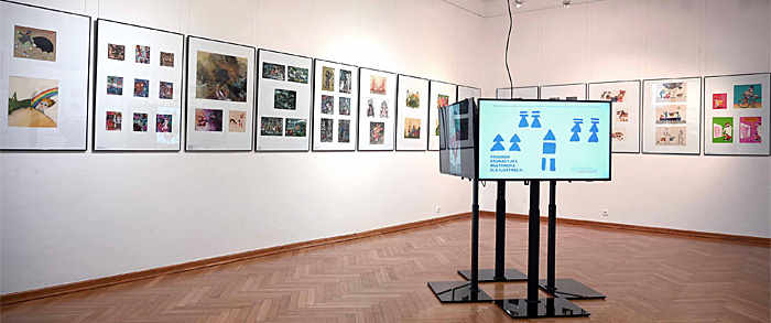 Ekspozycja ilustracji ze zbiorów BWA Galerii Zamojskiej, na ekranie monitora widoczny charakterystyczny plakat Programu Edukacyjnego Multimedia dla Ilustracji